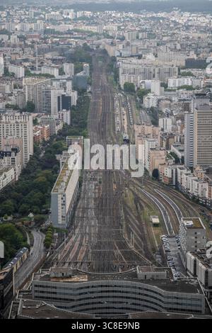 Paris, Frankreich. August 2025. Dieses Foto zeigt einen TGV und einen TER auf den SNCF-Gleisen am Gare Montparnasse. In Paris am 1. August 2025. Foto: Eliot Blondet/ABACAPRESS.COM Credit: Abaca Press/Alamy Live News Stockfoto