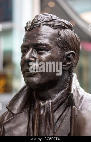 Liverpool, Vereinigtes Königreich - 20. September 2024: Statue von Brian Epstein, dem Manager der Beatles, in Whitechapel in Liverpool, Vereinigtes Königreich. Stockfoto