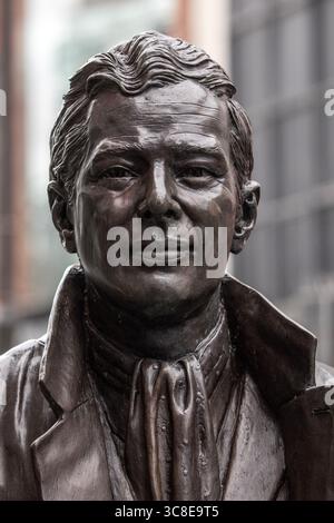 Liverpool, Vereinigtes Königreich - 20. September 2024: Statue von Brian Epstein, dem Manager der Beatles, in Whitechapel in Liverpool, Vereinigtes Königreich. Stockfoto