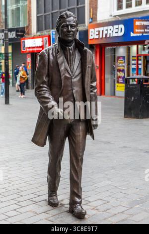 Liverpool, Vereinigtes Königreich - 20. September 2024: Statue von Brian Epstein, dem Manager der Beatles, in Whitechapel in Liverpool, Vereinigtes Königreich. Stockfoto