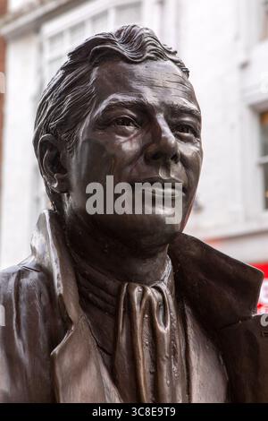 Liverpool, Vereinigtes Königreich - 20. September 2024: Statue von Brian Epstein, dem Manager der Beatles, in Whitechapel in Liverpool, Vereinigtes Königreich. Stockfoto