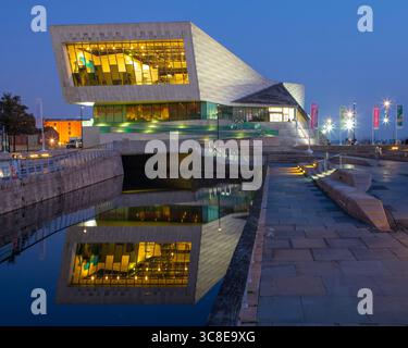 Die moderne Architektur des Museums of Liverpool befindet sich am Ufer am Pier Head in Liverpool, Großbritannien. Stockfoto