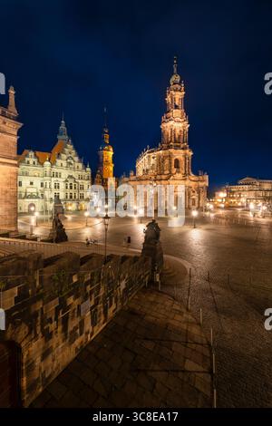 Dresden: Blick über die Treppe der Brühler Terrasse auf den Schlossplatz Königliche Kirche, Hofkirche, Hausmannturm und Semperoper in der Abenddämmerung Stockfoto