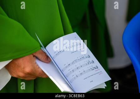 Rom, Italien. August 2025. **NO LIBRI** Italien, Rom, Vatikan, 2025.8.3.Gläubige, die am Jugenjubiläum im Stadtteil Tor Vergata in Rom als Teil des Jugenjubiläums teilnehmen. Papst Leo XIV. Leitete in Rom eine Abschlussmesse für über eine Million junge Menschen, den Höhepunkt einer Jugendpilgerreise, die Katholiken aus der ganzen Welt anzog. Foto von CLAUDIO ASQUINI /Catholic Press Photo Credit: Independent Photo Agency/Alamy Live News Stockfoto
