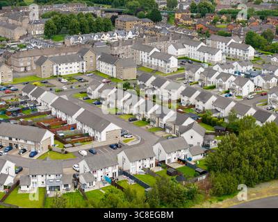Luftaufnahme einer modernen Wohnsiedlung in Dumbarton, Schottland, Großbritannien Stockfoto