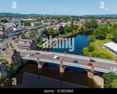 Die Buccleuch Street New Bridge über den Fluss Nith, Dumfries, Dumfries und Galloway, Schottland, Großbritannien, aus der Vogelperspektive Stockfoto