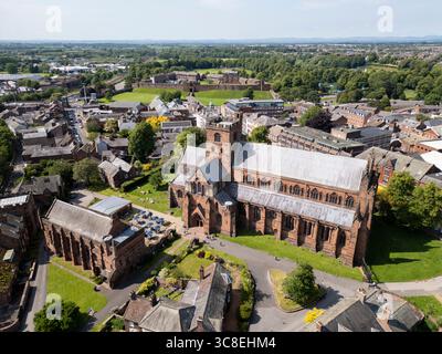 Aus der Vogelperspektive der Carlisle Cathedral mit dem Schloss im Hintergrund, Cumbria, England Stockfoto