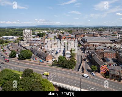 Blick aus der Vogelperspektive auf das Stadtzentrum von Carlisle. Die Szene umfasst das Civic Centre und die Markthalle in Cumbria, England Stockfoto