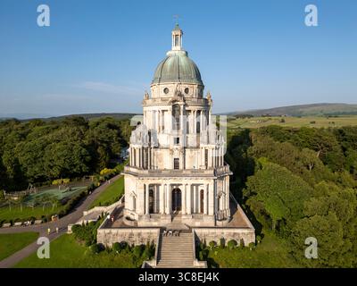 Vorderansicht aus der Luft, Ashton Memorial in Williamson Park, Lancaster, Lancashire, England Stockfoto