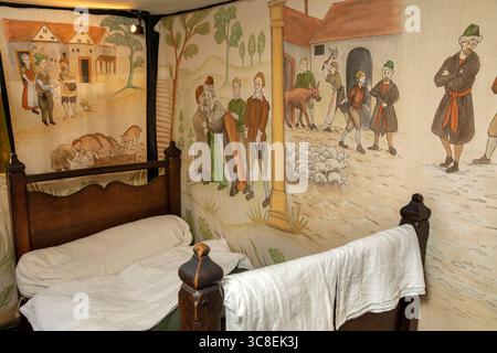 UK, Herefordshire, Hereford, High Town, Black and White House Museum Innenausstattung, Schlafzimmer im obersten Stock mit bemalten Wandbehängen Stockfoto