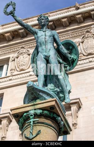 Liverpool, Großbritannien - 19. September 2024: Die Statue des Sieges, die stolz auf dem Kriegsdenkmal steht, das sich außerhalb des historischen Cunard-Gebäudes befindet Stockfoto