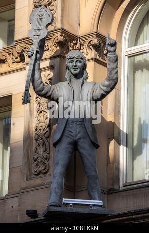 Liverpool, Vereinigtes Königreich - 19. September 2024: Statue von Paul McCartney an der Außenseite des Hard Days Night Hotels, das sich an der North John Street in der Stadt befindet Stockfoto