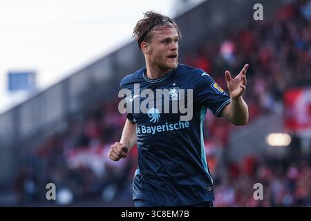 Deutschland. August 2025. Fussball 3. Liga 1. Spieltag Rot-Weiss Essen - TSV 1860 München am 01.08.2025 im Stadion an der Hafenstraße in Essen Thore Jacobsen ( Muenchen ) die DFB-Vorschriften verbieten die Verwendung von Fotografien als Bildsequenzen und/oder Quasi-Video. Foto: Revierfoto Credit: ddp Media GmbH/Alamy Live News Stockfoto