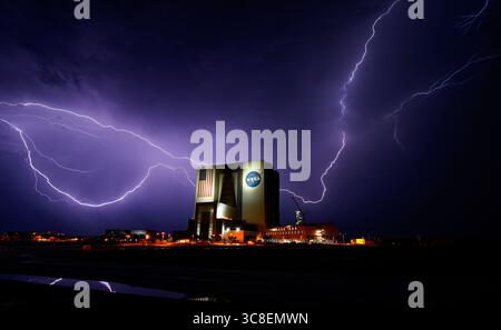 Während SpaceX am Montag, dem 4. August 2025, auf die Mission 10-30 wartet, vom Starlink-Komplex 40 auf der Cape Canaveral Space Force Station, Florida, wartet, blitzt der Blitz über dem Fahrzeugbau des Kennedy Space Center. Der Start sollte um 01:03 UHR starten. Die Stürme in der Gegend veranlassten das Starterteam, die Mission auf 3:57 UHR zu verschieben. Foto: Joe Marino/UPI Credit: UPI/Alamy Live News Stockfoto