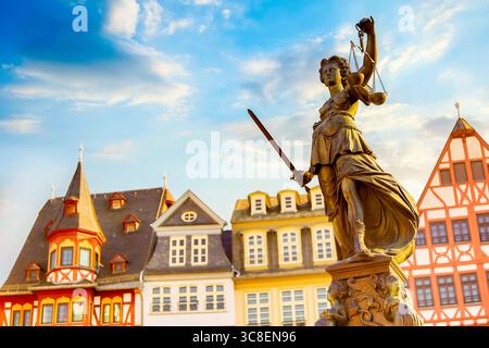 Altstadtplatz Romerberg mit Justitia Statue in Frankfurt Main, Deutschland mit blauem Himmel. Stockfoto