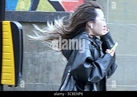 Glasgow, Schottland, Großbritannien. August 2025. Wetter in Großbritannien: Sturm floris traf das Stadtzentrum, als Einheimische und Touristen auf den starken Wind warfen. Credit Gerard Ferry/Alamy Live News Stockfoto