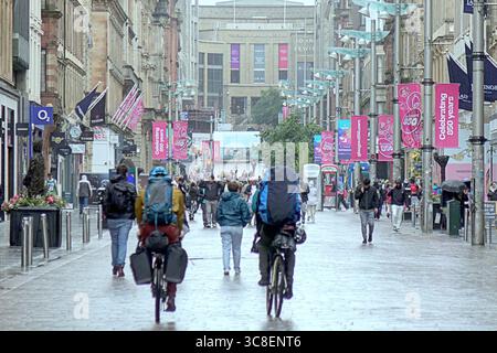 Glasgow, Schottland, Großbritannien. August 2025. Wetter in Großbritannien: Sturm floris traf das Stadtzentrum, als Einheimische und Touristen auf den starken Wind warfen. Credit Gerard Ferry/Alamy Live News Stockfoto