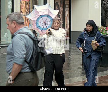 Glasgow, Schottland, Großbritannien. August 2025. Wetter in Großbritannien: Sturm floris traf das Stadtzentrum, als Einheimische und Touristen auf den starken Wind warfen. Credit Gerard Ferry/Alamy Live News Stockfoto