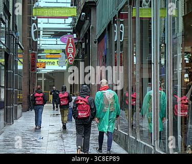 Glasgow, Schottland, Großbritannien. August 2025. Wetter in Großbritannien: Sturm floris traf das Stadtzentrum, als Einheimische und Touristen auf den starken Wind warfen. Credit Gerard Ferry/Alamy Live News Stockfoto