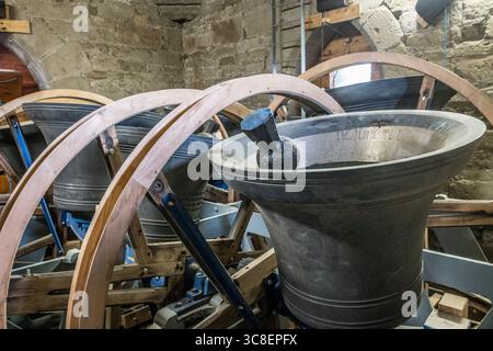 In der Glockenkammer (Glockenturm) der mittelalterlichen St. Andrew's Church in Presteigne, Powys, Wales, Großbritannien Stockfoto