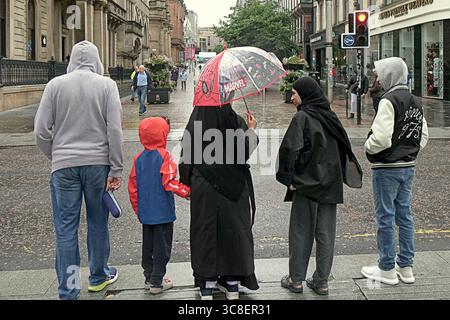 Glasgow, Schottland, Großbritannien. August 2025. Wetter in Großbritannien: Sturm floris traf das Stadtzentrum, als Einheimische und Touristen auf den starken Wind warfen. Credit Gerard Ferry/Alamy Live News Stockfoto