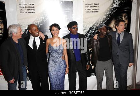 Richard Gere, Antoine Fuqua, Shannon Kane, Wesley Snipes, Don Cheadle und Ethan Hawke bei der Premiere von „Brooklyn's Finest“ in New York City - 02. März 2010 Stockfoto