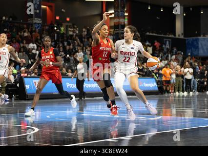 College Park, USA. August 2025. Washington Mystics schlüpfen am 3. August 2025 in der Gateway Center Arena in College Park, GA, in den Atlanta Dream. (Foto: Lawrence Cooper/SIPA USA) Credit: SIPA USA/Alamy Live News Stockfoto