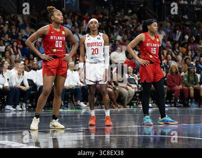 College Park, USA. August 2025. Washington Mystics schlüpfen am 3. August 2025 in der Gateway Center Arena in College Park, GA, in den Atlanta Dream. (Foto: Lawrence Cooper/SIPA USA) Credit: SIPA USA/Alamy Live News Stockfoto