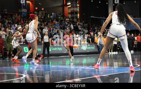 College Park, USA. August 2025. Washington Mystics schlüpfen am 3. August 2025 in der Gateway Center Arena in College Park, GA, in den Atlanta Dream. (Foto: Lawrence Cooper/SIPA USA) Credit: SIPA USA/Alamy Live News Stockfoto