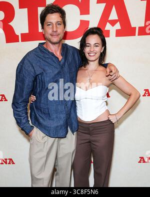 Hollywood, Usa. August 2025. HOLLYWOOD, LOS ANGELES, KALIFORNIEN, USA - 3. AUGUST: Der amerikanische Schauspieler, Rapper, Komponist und Produzent Simon Rex und Maia Kai kommen am 3. AUGUST 2025 zur Los Angeles Special Screening von Lionsgate's 'Americana' im Desert 5 Spot at Hollywood Volume, Einem Tribute Portfolio Hotel Los Angeles (ehemals tommie Hollywood - JDV by Hyatt) in Hollywood, Los Angeles, Kalifornien, USA. (Foto: Xavier Collin/Image Press Agency) Credit: Image Press Agency/Alamy Live News Stockfoto