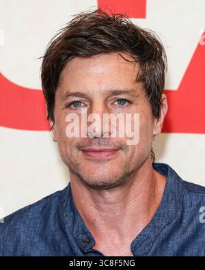 Hollywood, Usa. August 2025. HOLLYWOOD, LOS ANGELES, KALIFORNIEN, USA - 3. AUGUST: Der amerikanische Schauspieler, Rapper, Komponist und Produzent Simon Rex kommt am 3. August 2025 bei der Los Angeles Special Screening von Lionsgate's 'Americana' im Desert 5 Spot at Hollywood Volume, A Tribute Portfolio Hotel Los Angeles (ehemals tommie Hollywood - JDV by Hyatt) in Hollywood, Los Angeles, Kalifornien, USA. (Foto: Xavier Collin/Image Press Agency) Credit: Image Press Agency/Alamy Live News Stockfoto