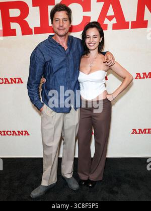 Hollywood, Usa. August 2025. HOLLYWOOD, LOS ANGELES, KALIFORNIEN, USA - 3. AUGUST: Der amerikanische Schauspieler, Rapper, Komponist und Produzent Simon Rex und Maia Kai kommen am 3. AUGUST 2025 zur Los Angeles Special Screening von Lionsgate's 'Americana' im Desert 5 Spot at Hollywood Volume, Einem Tribute Portfolio Hotel Los Angeles (ehemals tommie Hollywood - JDV by Hyatt) in Hollywood, Los Angeles, Kalifornien, USA. (Foto: Xavier Collin/Image Press Agency) Credit: Image Press Agency/Alamy Live News Stockfoto