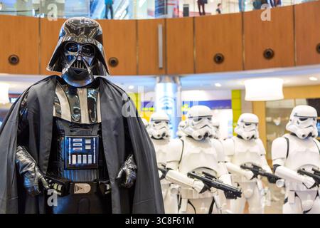 Dubai, Vereinigte Arabische Emirate - August 2019: Sturmtruppen und Sith Lord Darth Vader aus Star Wars Movies in Dubai Mall, Burj Khalifa in United Arab E Stockfoto