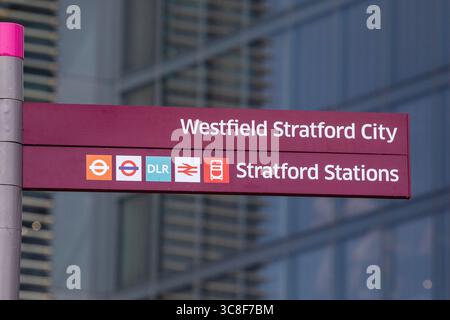 Nahaufnahme eines Wegweisers in Stratford, East London, der auf lokale Sehenswürdigkeiten verweist. Stockfoto