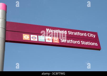 Nahaufnahme eines Wegweisers in Stratford, East London, der auf lokale Sehenswürdigkeiten verweist. Stockfoto