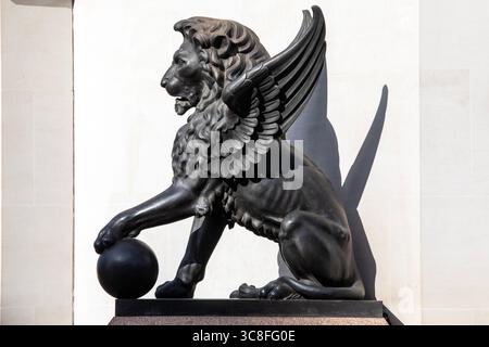 London, UK - 20. August 2024: Eine Statue am Holborn Viaduct in London. Stockfoto