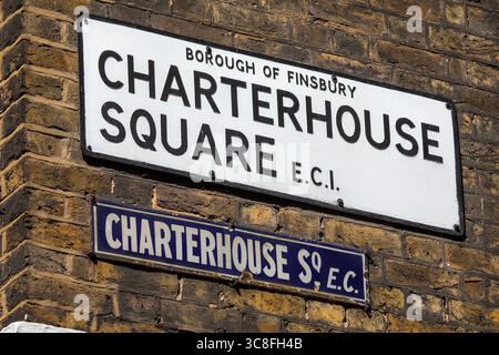 London, UK - 20. August 2024: Straßenschilder für Charterhouse Square in London, UK. Stockfoto