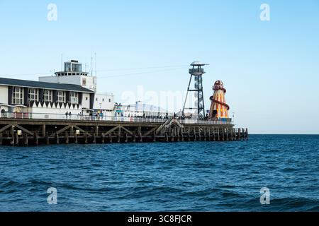 Blick auf Bournemouth Pier an einem Sommerabend Stockfoto