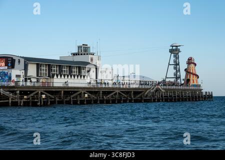 Blick auf Bournemouth Pier an einem Sommerabend Stockfoto