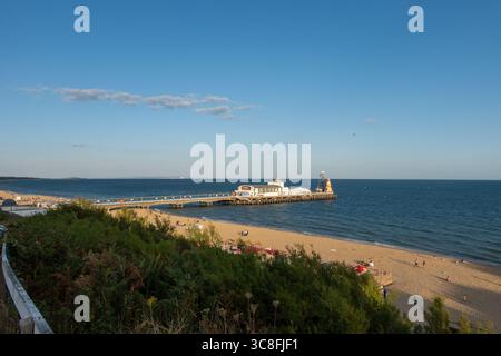 Blick auf Bournemouth Beach und Pier von der West Cliff an einem Sommerabend Stockfoto