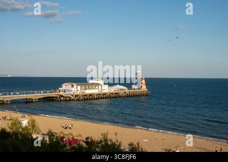 Blick auf Bournemouth Beach und Pier von der West Cliff an einem Sommerabend Stockfoto