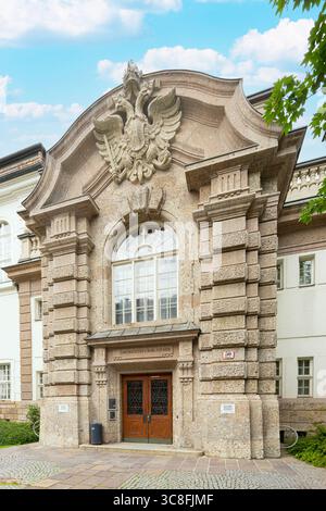 Innsbruck, Österreich. 31. Juli 2025. Außenansicht der Universitätsbibliothek Innsbruck im Stadtzentrum Stockfoto