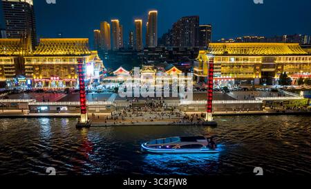 Tianjin. August 2025. Diese Luftdrohnenaufnahme, aufgenommen am 3. August 2025, zeigt eine alte Kulturstraße in der nordchinesischen Gemeinde Tianjin. Lokale Ladenbesitzer haben die Betriebszeiten verlängert und Live-Auftritte organisiert, um Besucher anzulocken, was die Sommerwirtschaft ankurbelt. Quelle: Zhao Zishuo/Xinhua/Alamy Live News Stockfoto