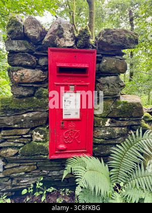 Ein Briefkasten von König George VI. Auf einer Trockenmauer. Stockfoto