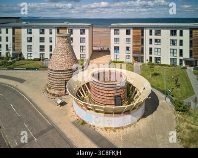 Luftaufnahme der historischen Flaschenöfen in Portobello, Edinburgh, Schottland, mit dem Firth of Forth im Hintergrund. Die letzten Flaschenöfen in Schottland Stockfoto