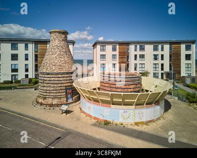 Luftaufnahme der historischen Flaschenöfen in Portobello, Edinburgh, Schottland, mit dem Firth of Forth im Hintergrund. Die letzten Flaschenöfen in Schottland Stockfoto