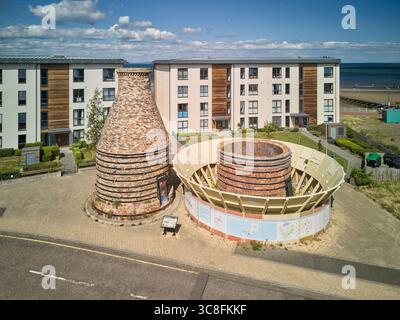 Luftaufnahme der historischen Flaschenöfen in Portobello, Edinburgh, Schottland, mit dem Firth of Forth im Hintergrund. Die letzten Flaschenöfen in Schottland Stockfoto