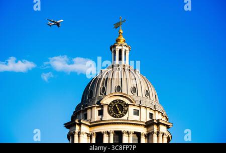 Ein Flugzeug fliegt über dem Old Royal Naval College in London Stockfoto