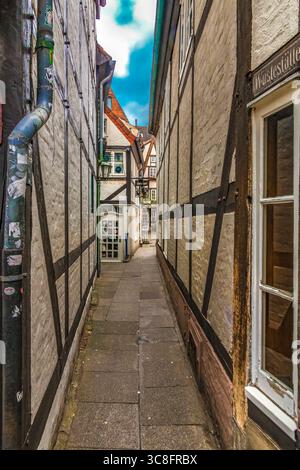 Toller Blick auf eine enge Gasse zwischen Fachwerkhäusern im berühmten Schnoorviertel in Bremen. Stockfoto