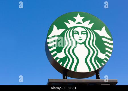 Moskau, Russland - August 2019: Zeichen oder Logo von Starbucks Kaffee vor blauem Himmel. Unterschrift der Starbucks Firma Stockfoto